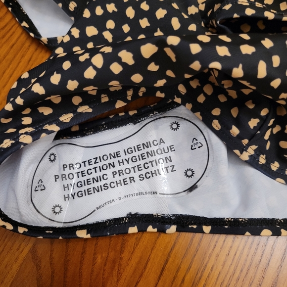 Halter style 1-piece swimsuit, size M - Picture 7 of 8